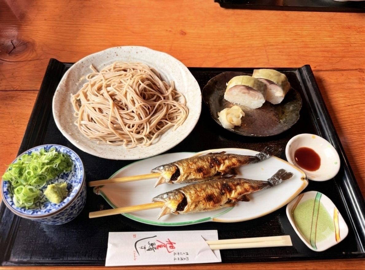 あゆ御膳。鮎の塩焼き・ざる蕎麦・鯖寿司